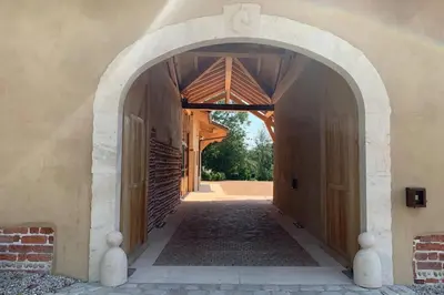 Façade ou entrée de l'établissement Ancien Haras refait à neuf à 3 km de Vonnas