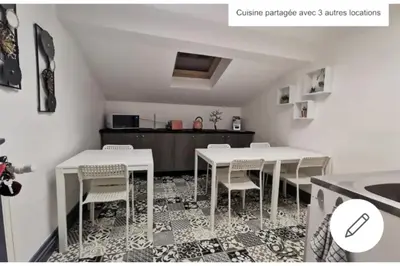 Coin salon dans l'établissement Nuit Tendance Mâcon - Chambre cosy centre ville E