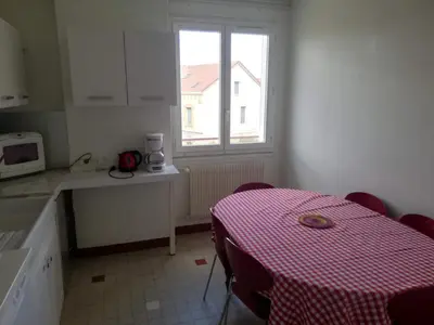 Cuisine ou kitchenette dans l'établissement La Fontaine, F2 au cœur de Paray