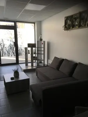 Coin salon dans l'établissement L’appartement charmant