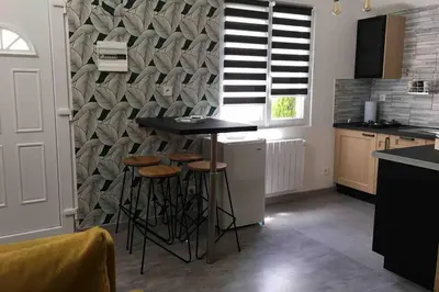Cuisine ou kitchenette dans l'établissement Petite maisonnette cosy et pleine de charme située à proximité du centre-ville