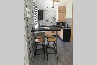 Cuisine ou kitchenette dans l'établissement Petite maisonnette cosy et pleine de charme située à proximité du centre-ville