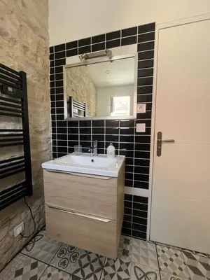Salle de bains dans l'établissement Petite maisonnette cosy et pleine de charme située à proximité du centre-ville