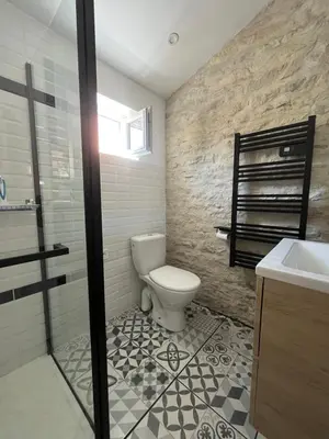 Salle de bains dans l'établissement Petite maisonnette cosy et pleine de charme située à proximité du centre-ville