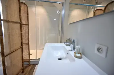 Salle de bains dans l'établissement L'Appart de La Grande Boutique du Vin Beaune