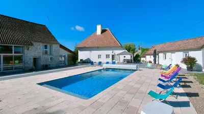 Piscine de l'établissement Domaine Ravy-Lilas ou située à proximité