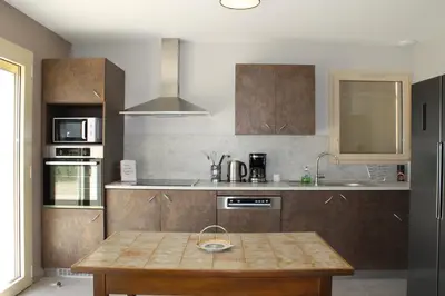 Cuisine ou kitchenette dans l'établissement Domaine Joseph LAFARGE Wine Resort WineMaker House La maison du Négociant