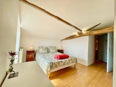 Un ou plusieurs lits dans un hébergement de l'établissement Domaine Joseph LAFARGE Wine Resort WineMaker House La maison du Vigneron