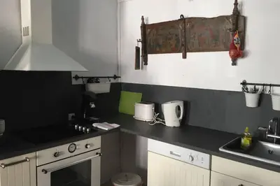 Cuisine ou kitchenette dans l'établissement La petite maison médiévale de Melanie