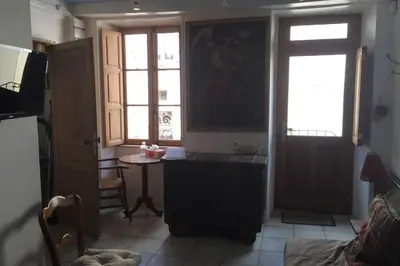 Télévision ou salle de divertissement dans l'établissement La petite maison médiévale de Melanie