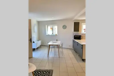 Cuisine ou kitchenette dans l'établissement Appt 1 à 4 pers Cocoon,1,500 km sortie auto, 3 km Ctre Mâcon, PKG cour privée