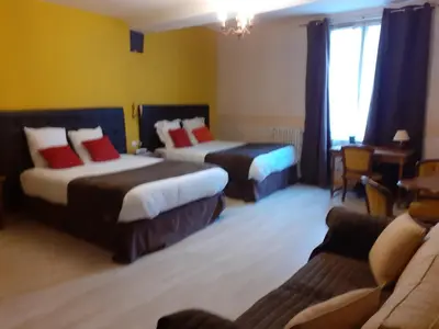 Un ou plusieurs lits dans un hébergement de l'établissement Logis Hôtel Restaurant de l'Ecu