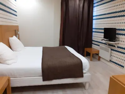 Un ou plusieurs lits dans un hébergement de l'établissement Logis Hôtel Restaurant de l'Ecu