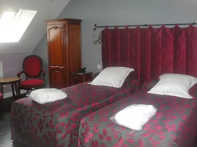 Un ou plusieurs lits dans un hébergement de l'établissement Logis Hôtel Restaurant de l'Ecu