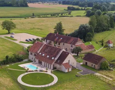 Piscine de l'établissement Domaine du moulin de Jeanne ou située à proximité
