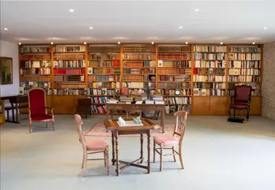Bibliothèque dans la maison d'hôtes