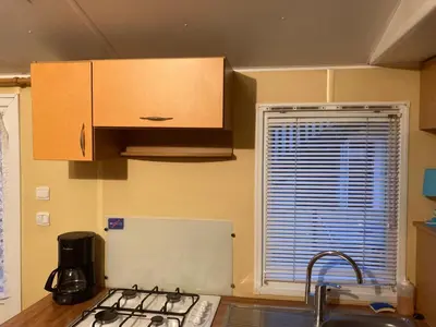 Cuisine ou kitchenette dans l'établissement Mobil-Home 2 
