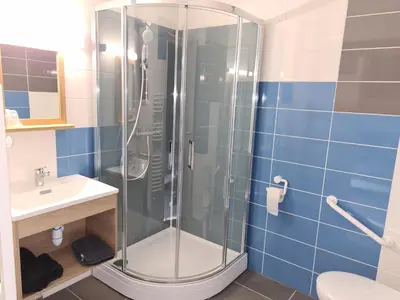 Salle de bains dans l'établissement LE CHAPON BRESSAN