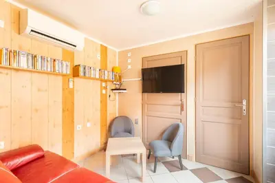 Télévision ou salle de divertissement dans l'établissement Les Grands Crus - Gîte 
