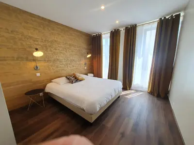 Un ou plusieurs lits dans un hébergement de l'établissement Legend Majestic - 3 chambres - Parking privé GRATUIT - Centre Ville - Quai de Saône - Gare - fibre