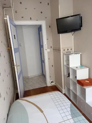 Un ou plusieurs lits dans un hébergement de l'établissement Petite chambre meublée au cœur de ville - chez l'habitant