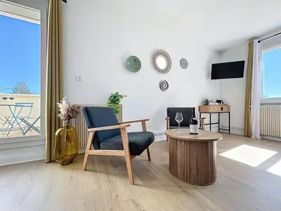 Télévision ou salle de divertissement dans l'établissement Auberge la musardière