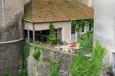 Jardin de l'établissement Studio sur les remparts Semur-en-Auxois BOURGOGNE