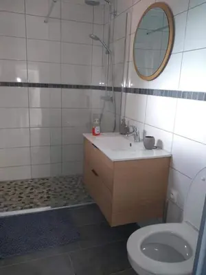 Salle de bains dans l'établissement Suite privée indépendant dans ancien pigeonniet