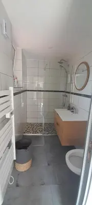 Salle de bains dans l'établissement Suite privée indépendant dans ancien pigeonniet