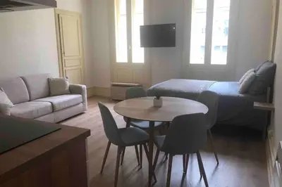 Coin salon dans l'établissement BeauneAppart - Centre- Climatisation - Parking gratuit