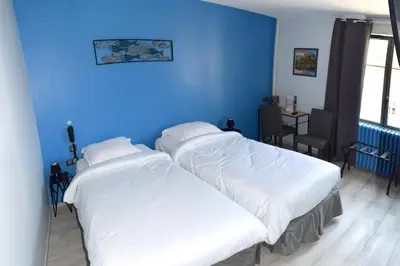 Un ou plusieurs lits dans un hébergement de l'établissement Hotel de l'Abbaye à Cluny