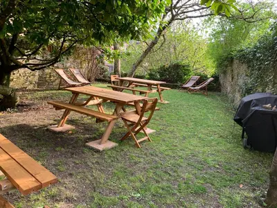Jardin de l'établissement Grands Gîtes de charme avec jardin, lieu calme et paisible en plein coeur d'Arbois, linge inclu, lits faits à l'arrivée et ménage en fin de séjour