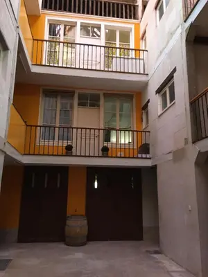 Balcon ou terrasse dans l'établissement Grands Gîtes de charme avec jardin, lieu calme et paisible en plein coeur d'Arbois, linge inclu, lits faits à l'arrivée et ménage en fin de séjour