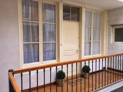 Télévision ou salle de divertissement dans l'établissement Grands Gîtes de charme avec jardin, lieu calme et paisible en plein coeur d'Arbois, linge inclu, lits faits à l'arrivée et ménage en fin de séjour