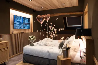 Un ou plusieurs lits dans un hébergement de l'établissement Le Studio des Prés Verts Suite Design avec Jacuzzi Privatif