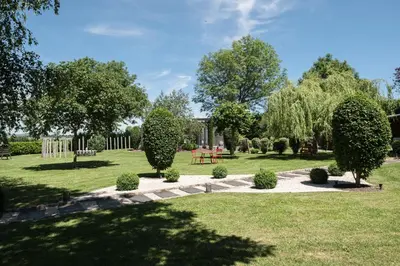 Jardin de l'établissement Le Studio des Prés Verts Suite Design avec Jacuzzi Privatif