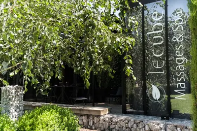 Jardin de l'établissement Le Studio des Prés Verts Suite Design avec Jacuzzi Privatif