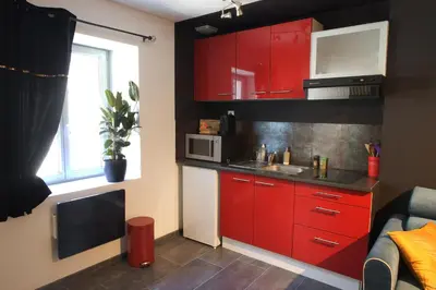 Cuisine ou kitchenette dans l'établissement Duplex charmant idéalement situé