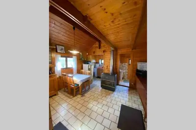 Coin salon dans l'établissement Maison 2 chambres proche Dijon chalet niché dans la nature