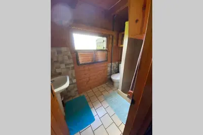 Salle de bains dans l'établissement Maison 2 chambres proche Dijon chalet niché dans la nature