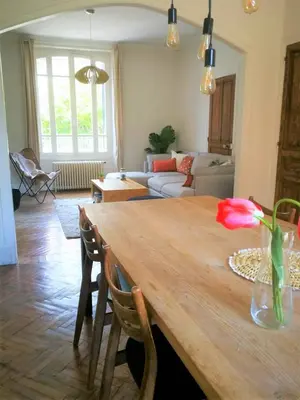 Coin salon dans l'établissement Charmante maison bourguignonne avec grand jardin et parking