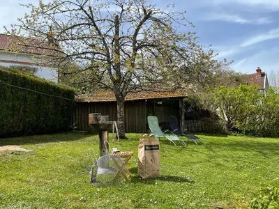 Jardin de l'établissement Charmante maison bourguignonne avec grand jardin et parking