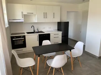 Cuisine ou kitchenette dans l'établissement Black And White Swallow Fuiss