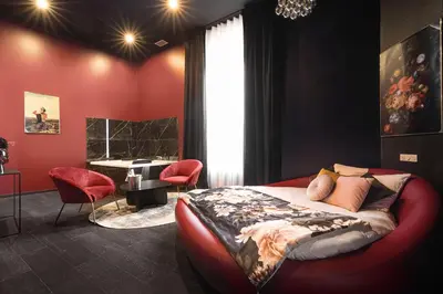 Coin salon dans l'établissement Legend Majestic Superbe Love Room - Jacuzzi - Champagne - Romantisme - parking privé GRATUIT