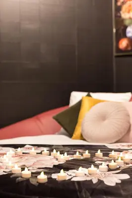 Un ou plusieurs lits dans un hébergement de l'établissement Legend Majestic Superbe Love Room - Jacuzzi - Champagne - Romantisme - parking privé GRATUIT
