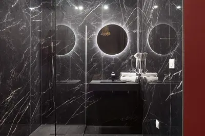 Salle de bains dans l'établissement Legend Majestic Superbe Love Room - Jacuzzi - Champagne - Romantisme - parking privé GRATUIT