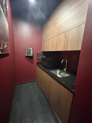 Cuisine ou kitchenette dans l'établissement Legend Majestic Superbe Love Room - Jacuzzi - Champagne - Romantisme - parking privé GRATUIT