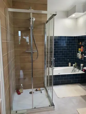 Salle de bains dans l'établissement LE PARC DE JEANNE