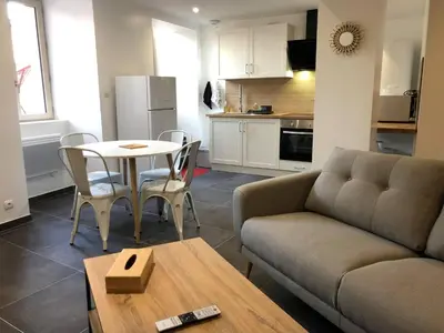 Cuisine ou kitchenette dans l'établissement Montbard appartements au centre historique chez Delphine et Guillaume