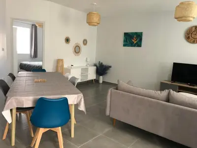 Télévision ou salle de divertissement dans l'établissement Montbard Maison 7 pers centre historique chez Delphine et Guillaume